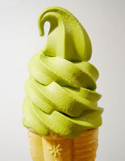 maluna: green tea frozen yogurt.. This is