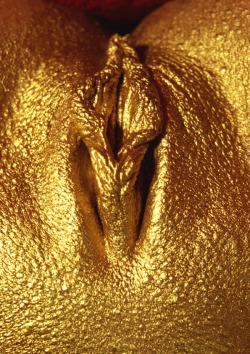 lesbian-ebonyfreaks:  Gold