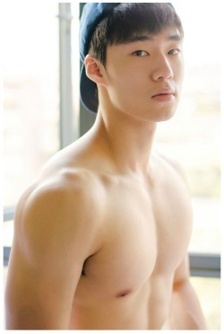 asianguymichael:  spermboyz:In love with smooth-body guyzCute n nice smooth body