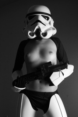 sexygungirls:  That’s not how you wear the Stormtrooper uniform…  lol