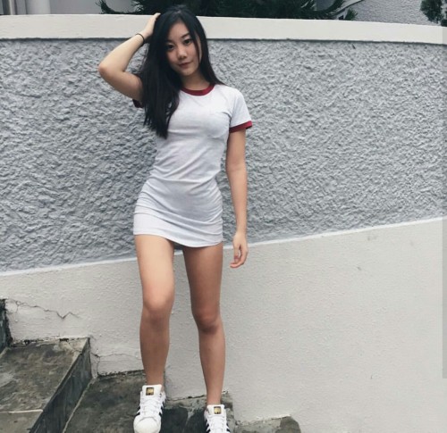 scumpiius:  sg-sexy:  Damnnn look at her curves