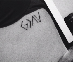 tatuajespequenos:  Pequeño tatuaje de cuatro símbolos que significan “Dios está por encima de mis altibajos” en las costado de Nancy.