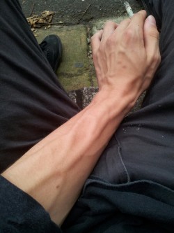 mmmelissa:  electrai:  aurihe:  icelola:  pleasestopasking:  facesz:  nczv:  chanel-smokes:  collo-portus:  happyendingsneverexisted:  #unf I need someone who’s veins show like that so I can trace them with my fingers.  Too many feelings for this photo