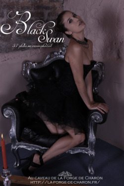 nouveau set photos #sexy chez @CharonDelaforge : Black Swan en #bustier www.nephael.net