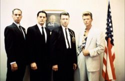 similaridad:  Miguel Ferrer, Kyle MacLachlan, David Lynch and David Bowie on the set ofTwin Peaks: Fire Walk with Me (1992).