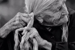 saltycoffe:  TRENZARÉ MI TRISTEZA  Tepoztlán, México. “Decía mi abuela que cuando una mujer se sintiera triste lo mejor que podía hacer era trenzarse el cabello; de esta manera el dolor quedaría atrapado entre los cabellos y no podría llegar