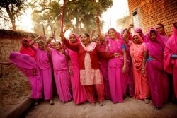 halftheskymovement:  Gulabi Gang, Hindi for the “Pink Gang” have taken it upon themselves to to protect the poor and call out India’s most corrupt officials. What started out with a few dozen women in the Banda District of Uttar Pradesh in Northern
