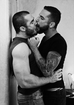 gaykauft:  cigartop:  Jessy Ares and Jonathan Agassi in Lucas’ Awake.   PornUp brings out a special booklet, which presents the studio Lucas Entertainment. The issue is resolved with a maturity of more than 60 minutes from Lucas Entertainment DVD. This