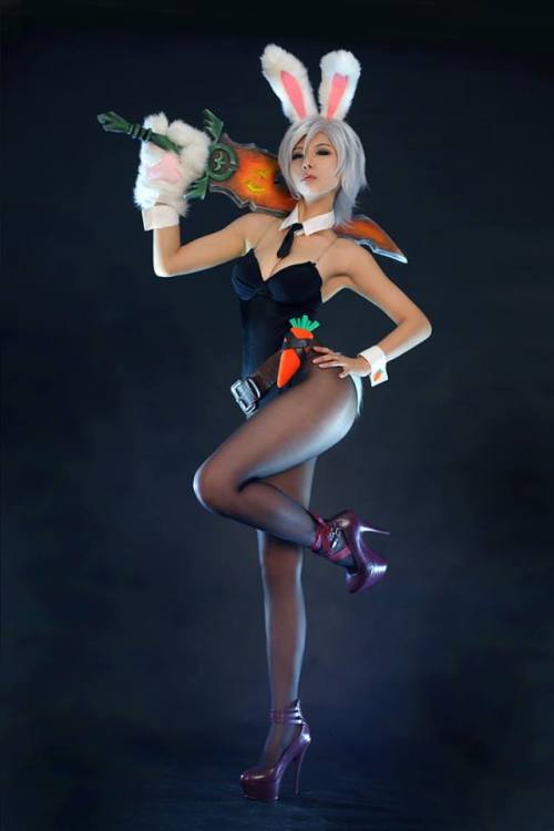 sharemycosplay:  Today’s #lunchtime #leagueoflegends post features TASHA as Battle Bunny Riven. #cosplay https://www.facebook.com/spcats.TASHA Photo by SINME Interviews, features and more. Visit http://www.sharemycosplay.com Sharing the cosplay for