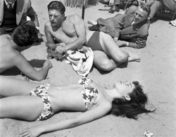 Brigitte Bardot and Kirk Douglas on a beach