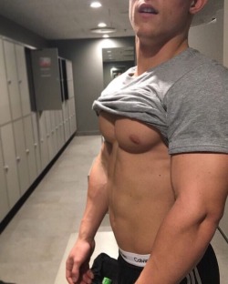 musclboy:  “My shirt barley fits over my pecs, coach…” 💦