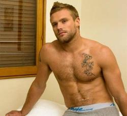 curaca:  Nick Youngquest hairy & shaved