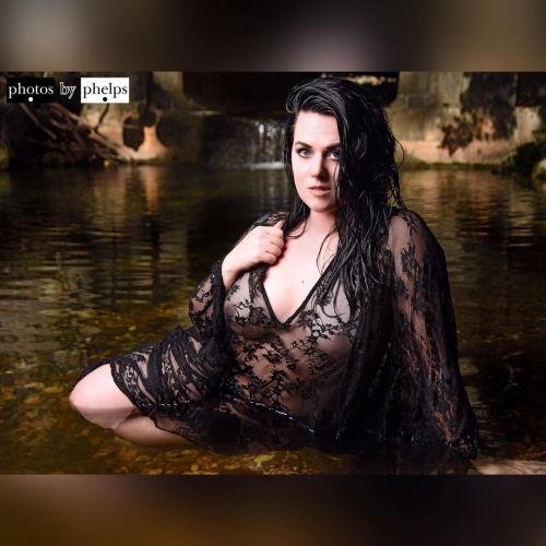 Summer is coming to an end so only a few more chances to shoot in the water … Ms Sinister Rose @ms.sinister.rose   Made sure to get in her shoot with me and get wet and seductive. #curves #goth #seductive #tattoo #inked #model #baltimorephotographer