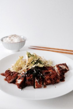 foodffs:  Chicken katsu. Japanese comfort food with a simple cabbage salad on the side. Recipe: http://www.hillreeves.com/home/chicken-katsu Really nice recipes. Every hour. Show me what you cooked! 