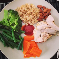 Clean lunch! My spiced Poached chicken+brownrice+steamed veggies +almonds! #fitspo #health#fitness#cleaneating #instafood #eatclean #trainhard #yum