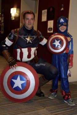 daily-superheroes:  Me as Cap from AoU, CONvergence 2015. With a young fan.http://daily-superheroes.tumblr.com/