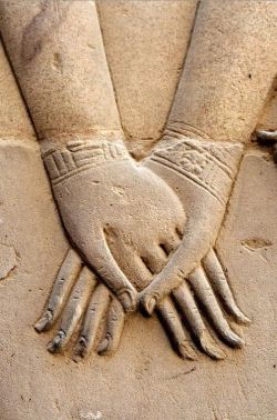 Hathor Holding Nefertari’s Hand. Symbolizes the union of the upper Egypt and Lower Egypt 