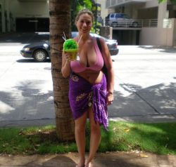 kammystash:  look at the size of that drink!!!!  nice juggs