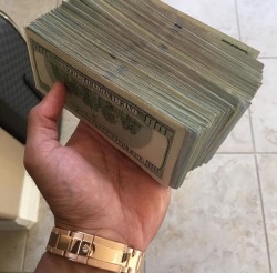sandwches:  12-amu:  thug-gifs: Reblog this within 10 seconds and unexpected extra money will cum to you this week  The money will do what now   i’m ready 