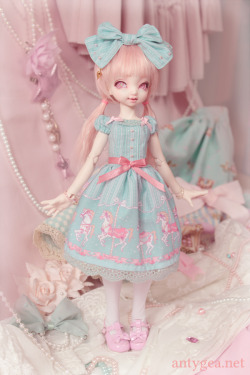 My cutie Tomoko got a new dress. When I saw that fabric I knew I had to turn it into something very Angelic Pretty. It’s not OTT enough though, I feel… Tomoko is a Dollpamm Momo sculpt. 