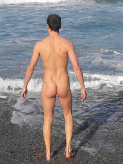 Love that view of such a sexy guys butt!