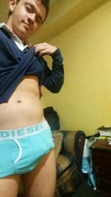 cainamericano:  Andres colombiano de 23 años hetero con buena verga gruesa y grande, muy arrecho el hvn… tambien por ahi tengo un video de él corriendose *Pronto 