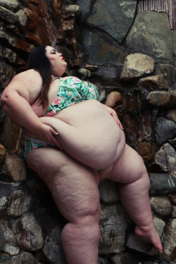 bigcutieellie:  lunalovex:  waterfall body.    Love this!!! She is an awesome girl too!