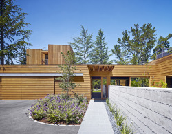 archilovers:  In the heart of Silicon Valley a house with a new type of suburban living – both urban and rural.Find more at: http://bit.ly/1oitggWLOW/RISE HOUSE - Menlo Park by SAW // Spiegel Aihara Workshop 