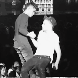 highwithziam:  I want them to kiss already but noo because they are in public. Please excuse my Ziam feels. Guys I should I mate a master post of all the times siam had sang to each other? 