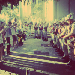 deus-e-poeta:  Estudantes orando pelo policiais na manifestação pacífica.  “Serdes como exemplo para a geração.” 