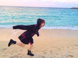 kyarychan:  [5:14 PM] At the beach in Okinawa!!! (top)[5:15 PM] *whoosh* (bottom) 