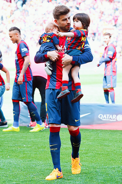 commissairegibert:  Gerard Pique of FC Barcelona carries his sons Sasha and Milan