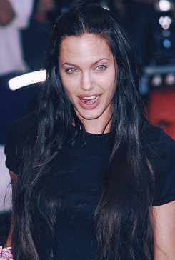 Supermodelgif:  Angelina Jolie In London, 2000 