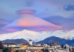 lilsoft:  20aliens:  a cap cloud over Sierra Nevada (Granada, Spain)   Wowza