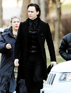 lordspock:  Tom Hiddleston seen dressed in costume while filming scenes for the new horror movie ‘Crimson Peak’ in Toronto on April 16, 2014 (x)  well don&rsquo;t you look splendid!