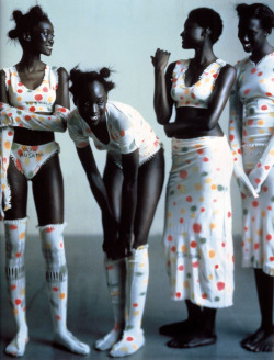 cotonblanc:   Jeux de Tissu performance by Yayoi Kusama on A-POC King and Queen, 2000, Issey Miyake by Friedemann Hauss  Radical Fashion, ed. Claire Wilcox, V&amp;A Publications 