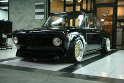 killa-kelly:  stance-world:  Love this BMW 2002!  Oh my gawd