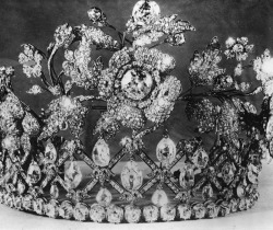 Marilyn-Lipstick-Curves:   Misshonoriaglossop:  The Diamond Crown Of Queen Therese