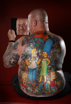 rubendomfer:   Michael Baxter, es un australiano de 52 años que acaba de completar un complejo diseño que cubre toda su espalda, con todos los habitantes de Springfield. Son 203 personajes de la serie “Los Simpson” que le permitirán estar en el
