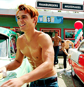 riverdalecentral:working at the car washworking at the car wash, yeahcome on and sing it with me, car washsing it with the feeling now, car wash, yeah kj apa, charles melton, eli goree