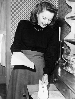barbarastanwyck:  Barbara Stanwyck photographed at home for Screenplay magazine by Jack Albin, 1946
