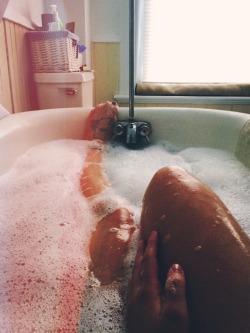 shelbysnapshot:  I love nothing more than a nice hot bath. 