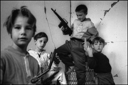 fotojournalismus:  Children “playing” war games in ruins,