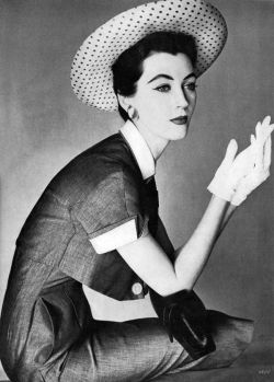 theniftyfifties:  Dovima photographed by Irving Penn for Vogue, April 1954. 