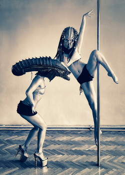 susannavesna:  Alien vs Predator Pole photoshoot! How cool is that? Haha