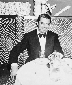 vintagegif-hottub:  Hollywood Memorabilia:..Cary Grant..