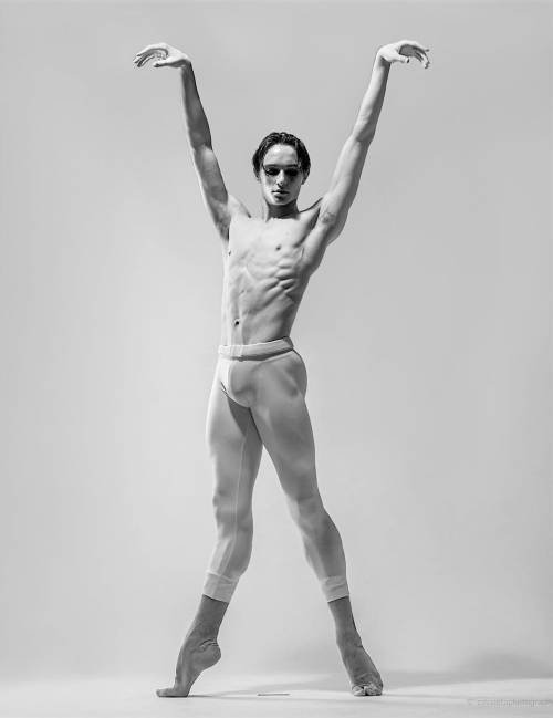 dancer-male-dancers:    Davíd Omatz - Orlando Balletphoto by Zavaleta Photography  