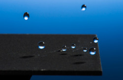discoverynews:  Water Droplets Bounce Off