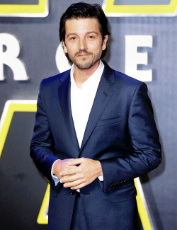 diegolunadaily:  Diego Luna attends the European Premiere of  &quot;Star Wars: The Force Awakens&quot; at Leicester Square on December 16, 2015 in London, England. 