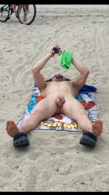 I wouldnâ€™t be distracted w my phone unless is to take pictures of hot naked dudes like this one. http://imrockhard4u.tumblr.com